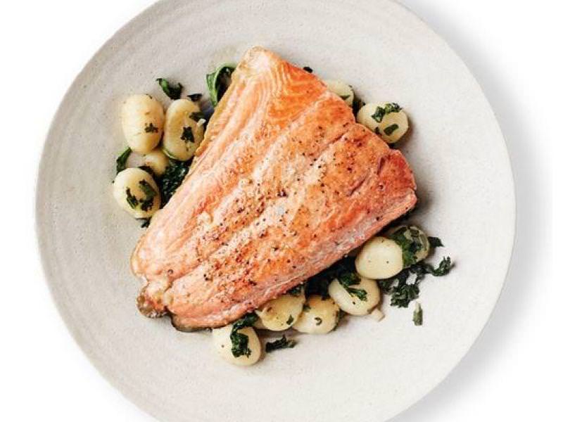 Fileto Salmoni ne shtrat Njokish dhe Spinaqi