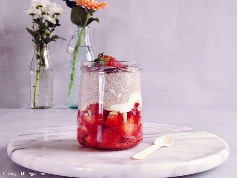 Puding me fara Kia, luleshtrydhe dhe çokollatë