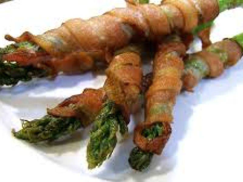 Asparag te mbeshtjelle me pete sfoliat 