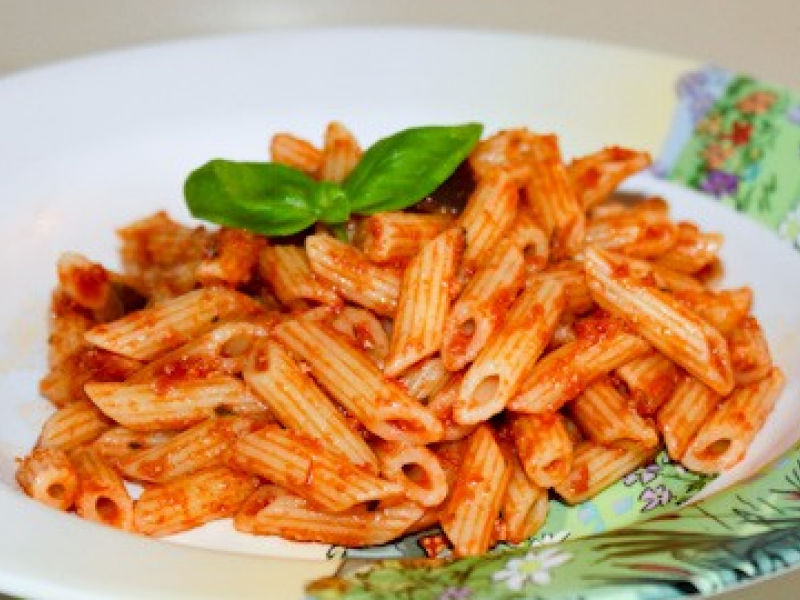 Makarona te shkurtra me domate 