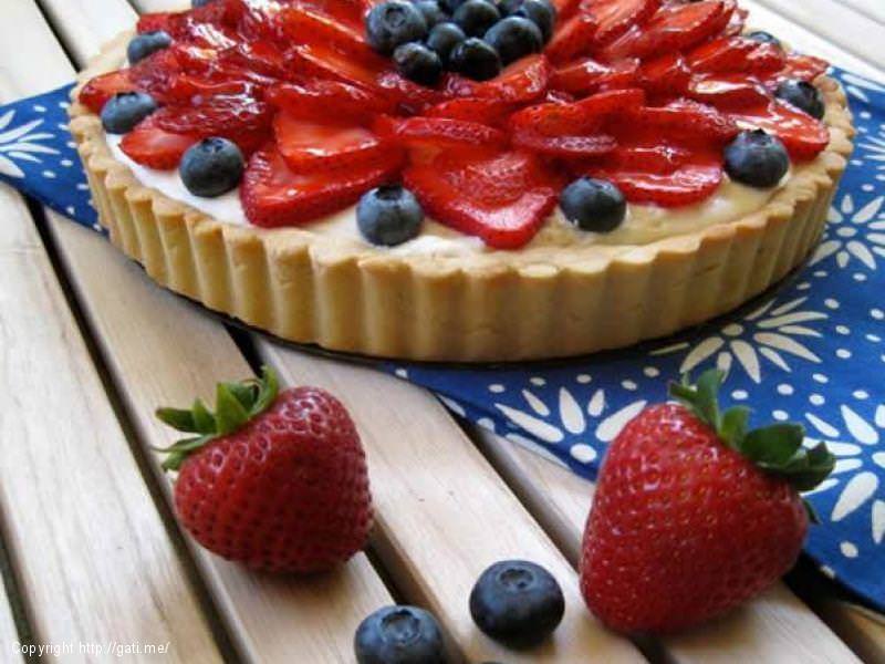 Embelsire me fruta pylli dhe luleshtrydhe 