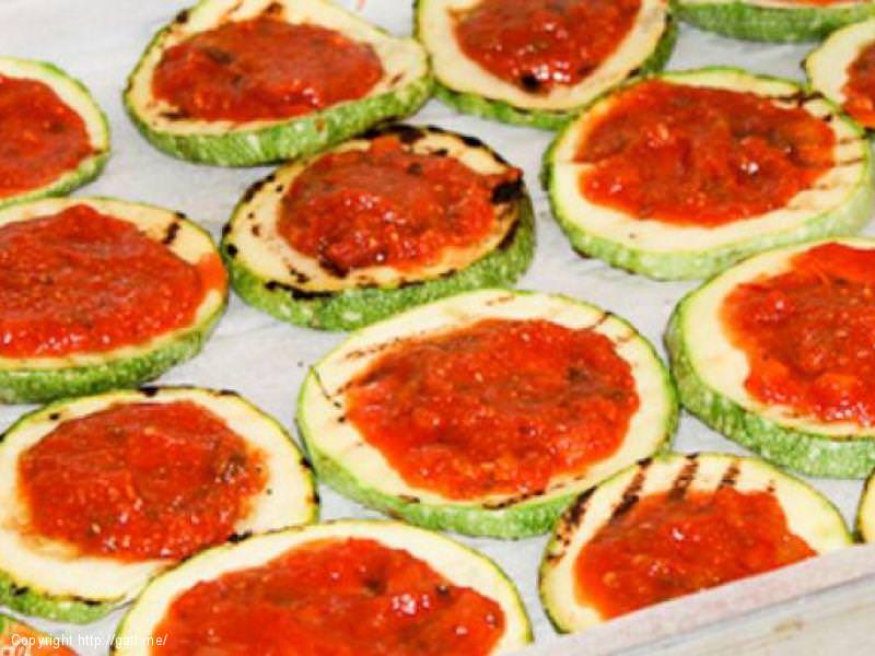 Kunguj me domate e mocarela