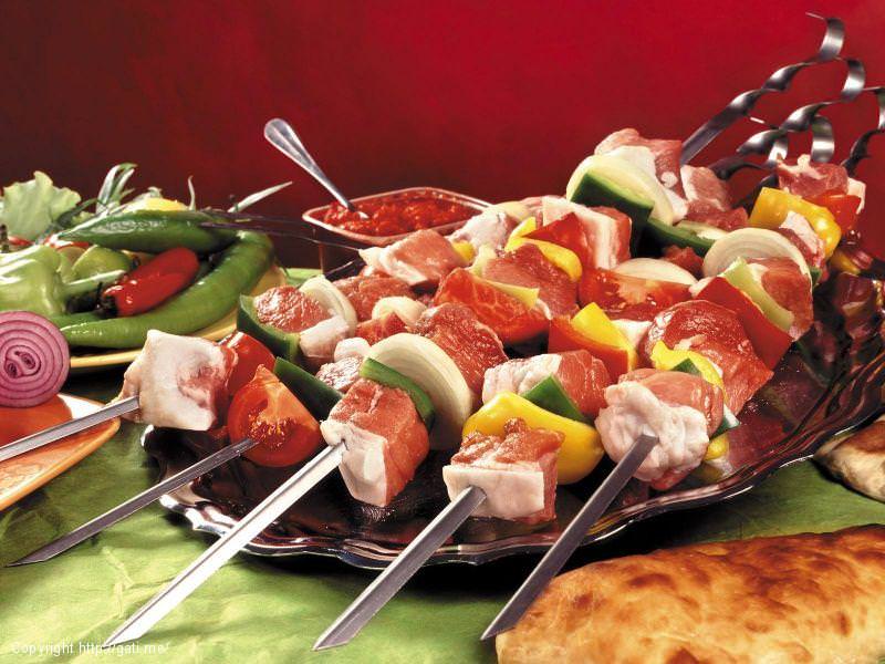 Shishqebap me mish derri dhe perime 