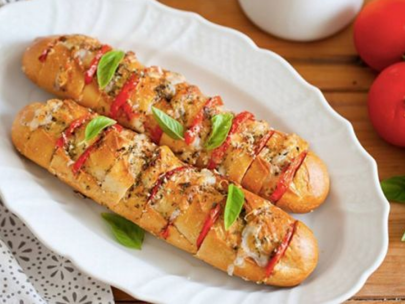 Bagete me mocarela dhe sallam 