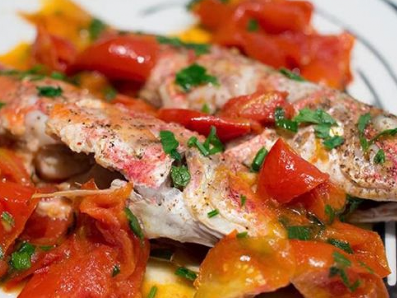 Peshk i vogel me domate qershi 