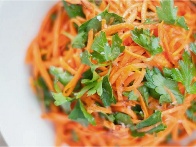 Sallate me karrota te fresketa 