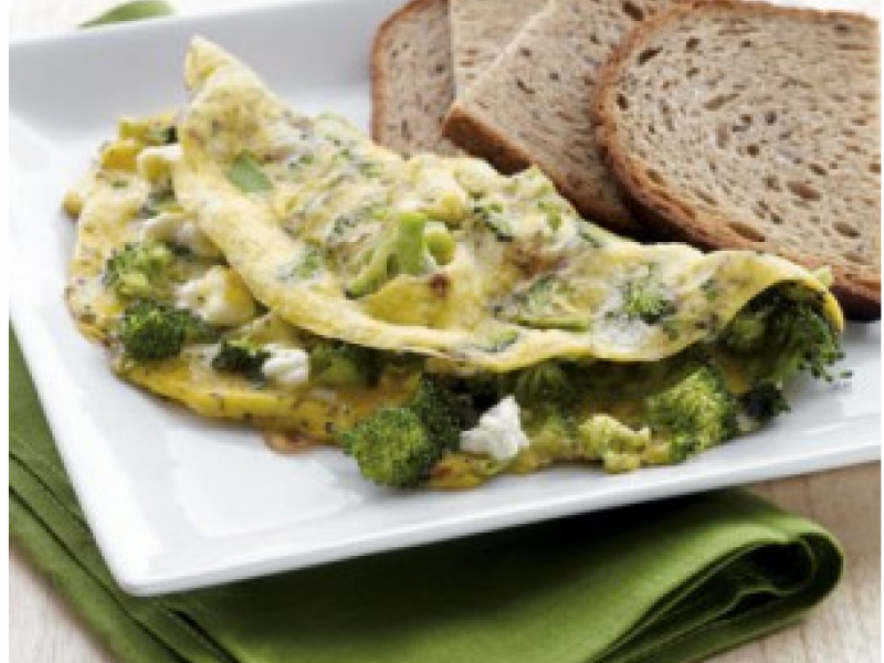 Omletë me brokul, proshutë dhe djath