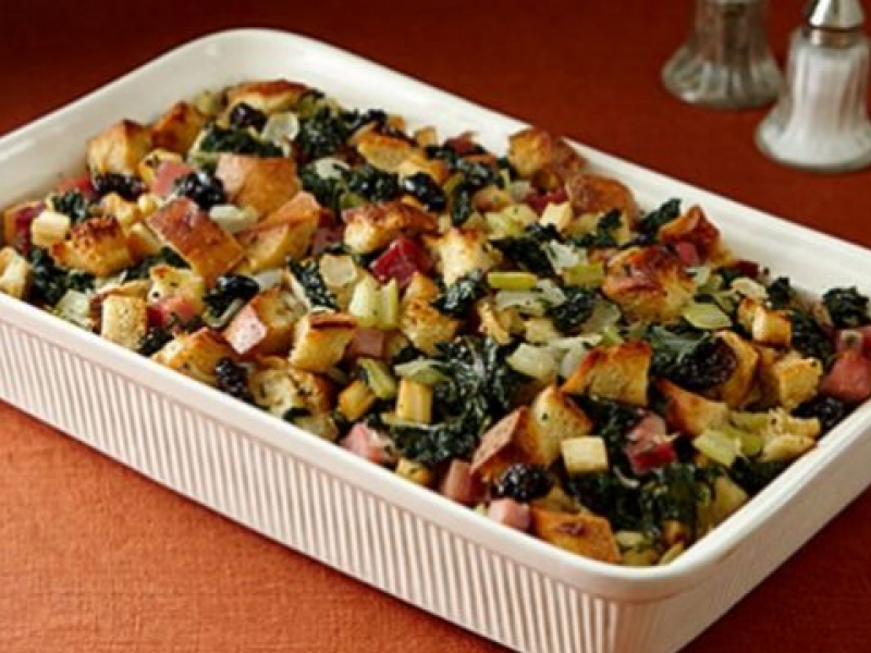 Tavë me bukë të fërguar, proshutë, perime dhe erëza të freskëta