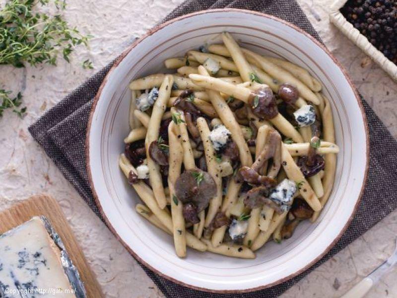 Pene me Kerpudha dhe gorgonzola