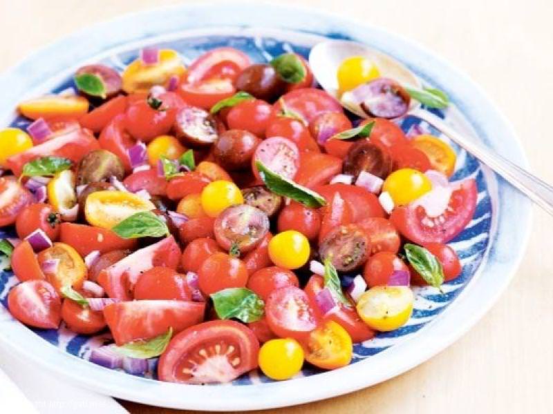 Sallate mikse me domate te vogla 